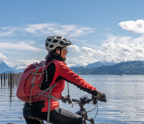 Eine Frau radelt am Bodensee