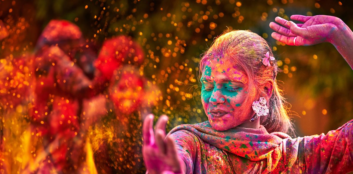 Frau beim Holi Colour Festival in Indien