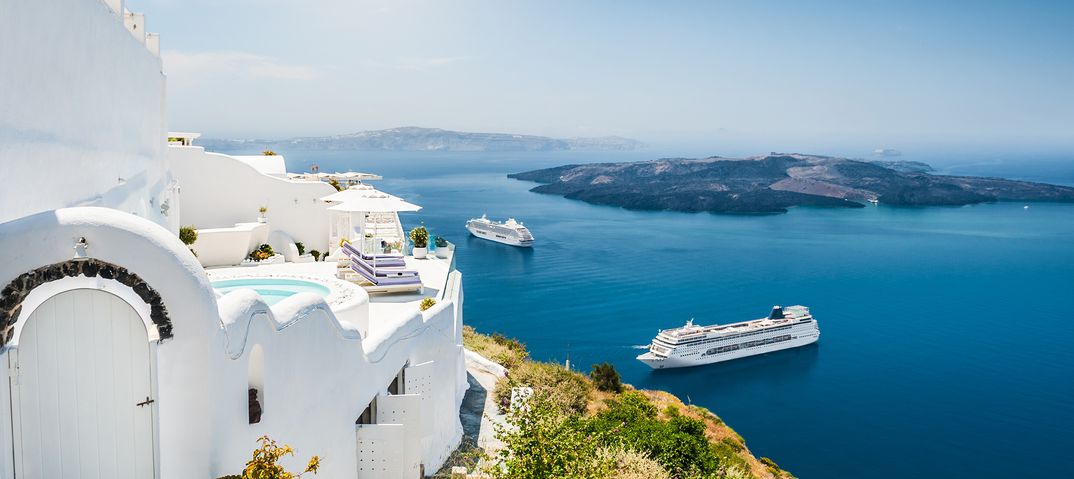 Kreuzfahrtschiffe vor Santorini