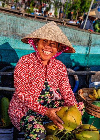 Frau auf schwimmenden Markt in Vietnam