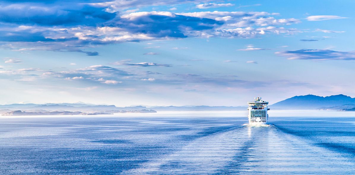 Kreuzfahrtschiff auf hoher See