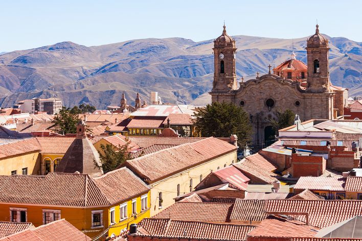 Kolonialstadt Potosi in Bolivien mit historischen Gebäuden und Andenpanorama