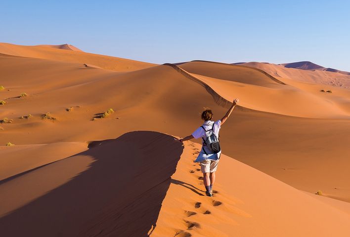 Frau spaziert in der Wüste von Namibia