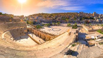 Blick vom römischen Theater aus auf die Stadt Amman in Jordanien