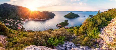 Typisches Panorama einer Bucht in Kroatien von oben betrachtet während des Sonnenuntergangs