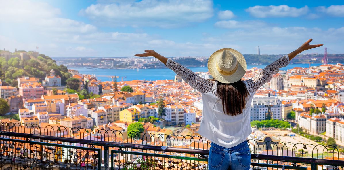 Frau blickt auf Lissabon