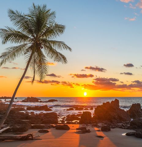 Malerischer Sonnenuntergang am Strand im Corcovado-Nationalpark