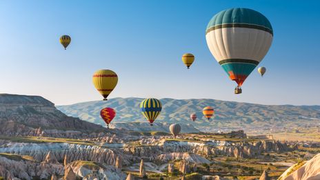 Heßluftballons fliegen über Kappadokien