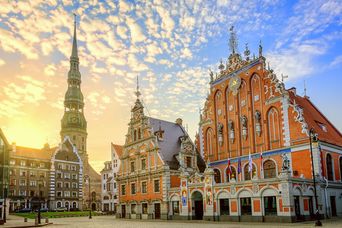 Historische Altstadt von Riga mit gotischen Fassaden und Kirchtürmen