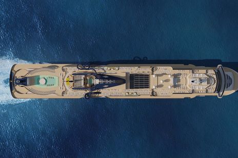 Luftaufnahme der MSC Seascape auf offener See mit Blick auf die Sonnendecks, Pools und die Heckwelle des Kreuzfahrtschiffs