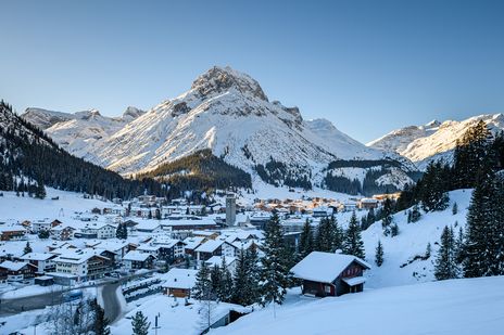 Das berühmte Bergdorf Lech am Arlberg in Österreich im Winter