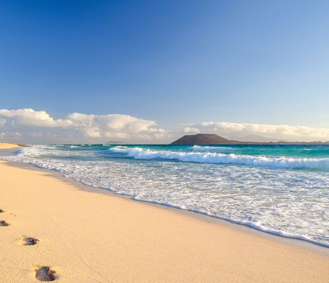 Heller Sandstrand und türkisblaues Wasser am Playa de Sotavento auf Fuerteventura, Kanarische Inseln