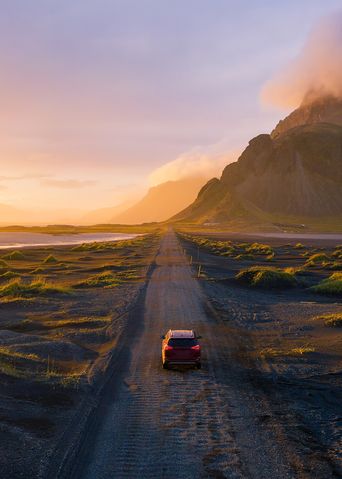 Auto fährt durch die Landschaft Islands