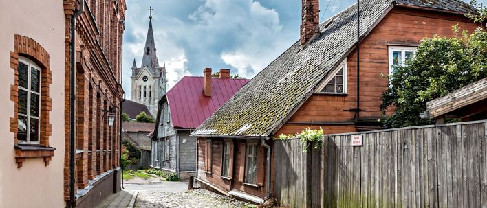 Blick in eine kleine Gasse der Altstadt von Cesis in der Region Vidzeme in Lettland