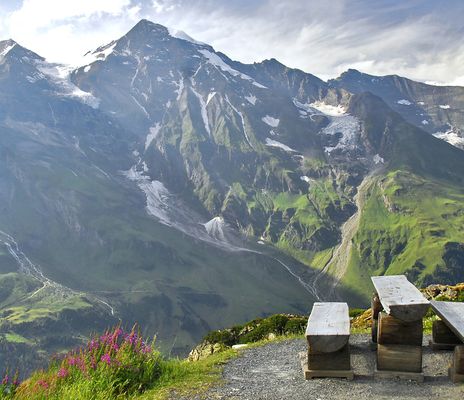 Sitzbänke mit Blick auf die Alpen