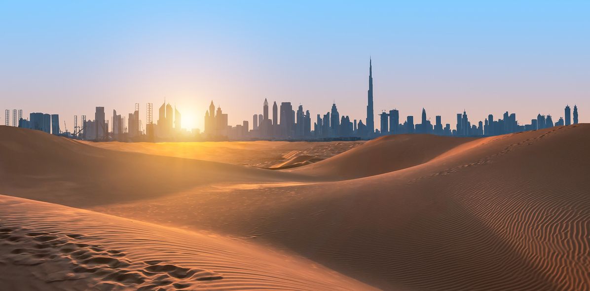 Skyline von Dubai und Wüste