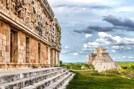 Archäologische Stätte Uxmal mit alten Maya Gebäuden und Steinstrukturen