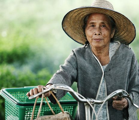 Frau auf Fahrrad in Südkorea