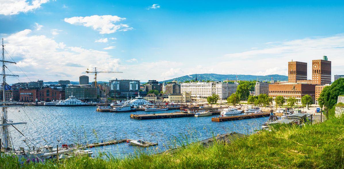 Blick auf den Hafen und das Rathaus von Oslo, Norwegen