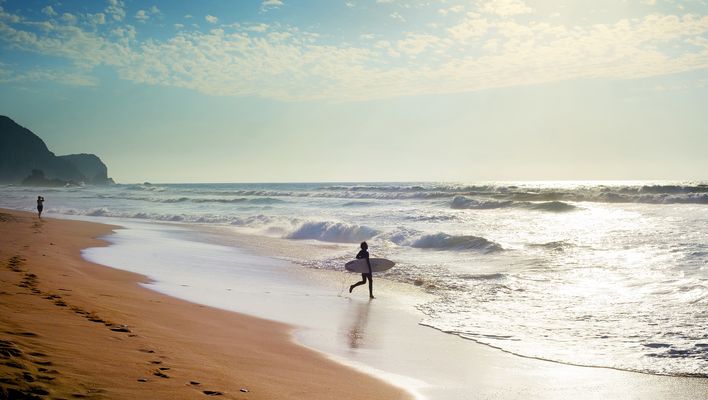 Surfer rennt ins Meer in Portugal