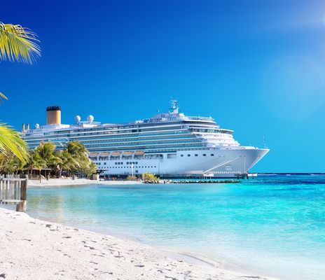 Kreuzfahrtschiff in der Karibik liegt am Strand