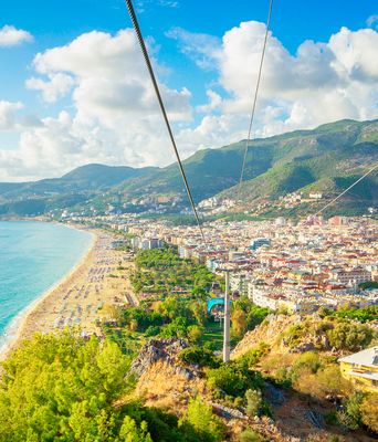 Blick aus der Seilbahn in Alanya über Küste, Stadt und Meer bei klarer Sicht
