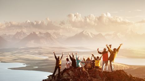 Gruppe beim Wandern auf Berg