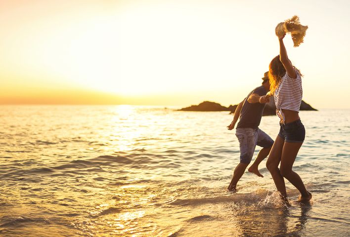 Paar tanzt im Meer