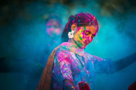 Frau voller Farbe beim Holi Festival in Indien