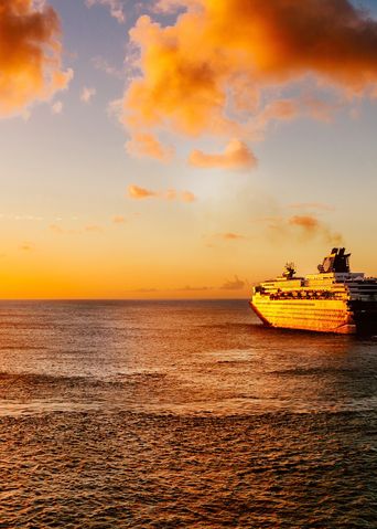 Kreuzfahrtschiff im Sonnenuntergang