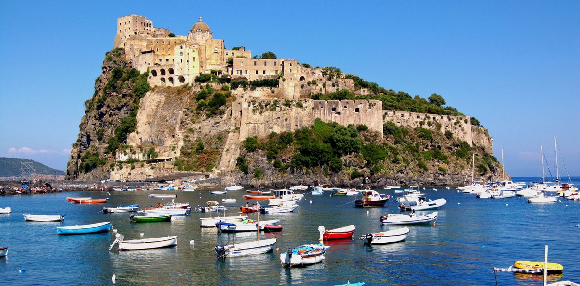 Blick auf Hafen von Ischia