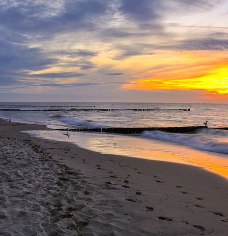 Strand mit Strandkörben bei Sonnenuntergang