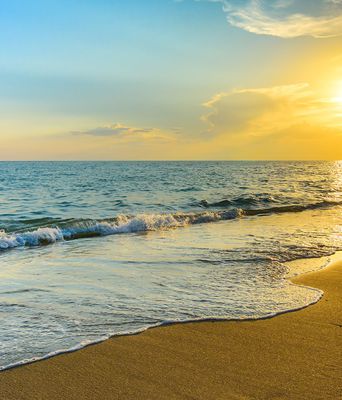 Sonnenuntergang am Strand von Belek bei Antalya mit ruhigem Meer und goldenem Licht