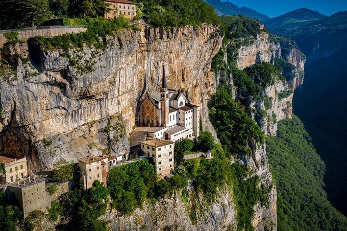 Sanctuary Madonna della Corona, eindrucksvoll in eine steile Felswand gebaut