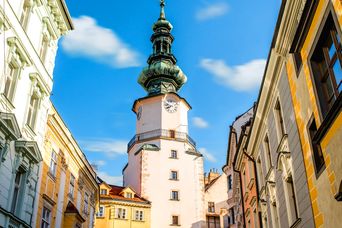 Michaelertor in Bratislava mit schmaler Gasse und barocker Architektur