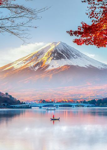 Der Fuji im Herbst mit bunten Ahornblättern