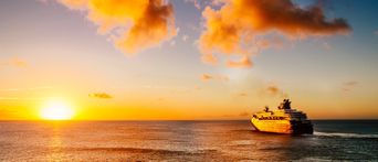 Schiff fährt in den Sonnenuntergang