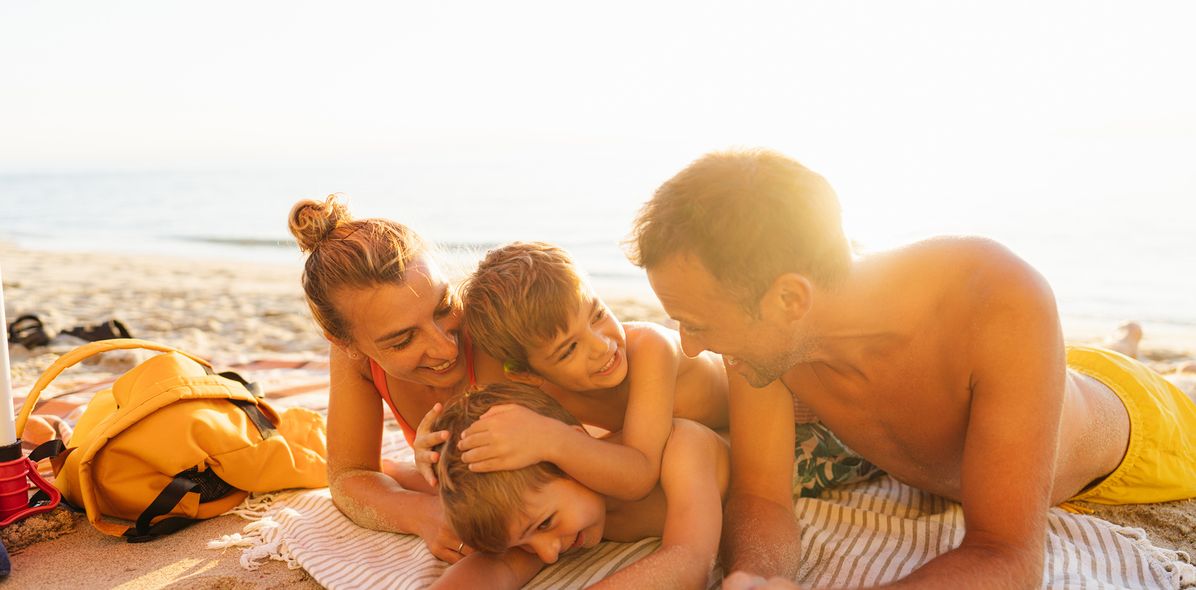 Familie am Strand beim Chillen