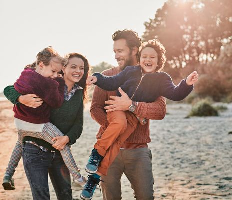 Familie am Strand Herbst Spaß