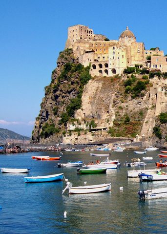 Blick aufs Meer in der Mitte das Castello Aragonese umgeben von Booten.