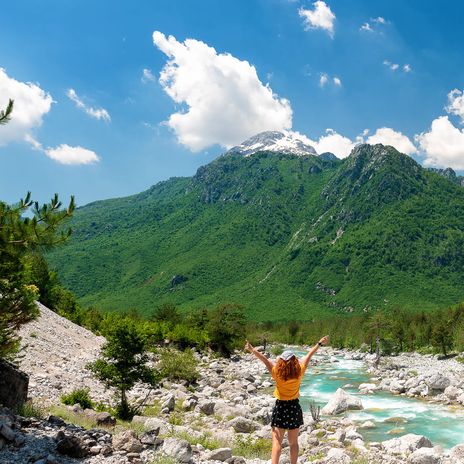 Frau in Berglandschaft in Albanien