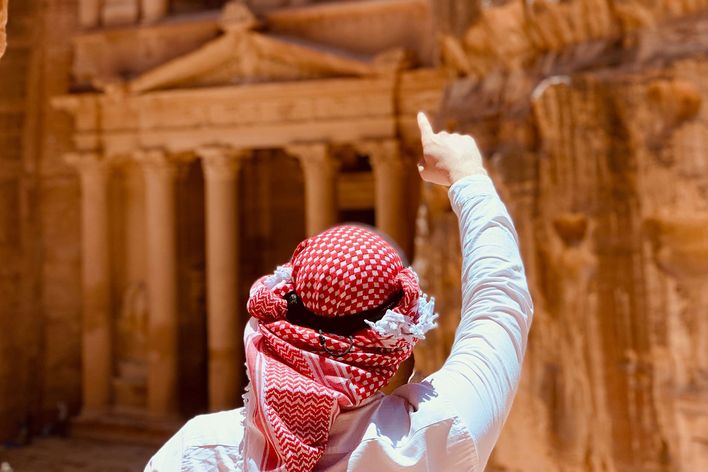 Mann vor dem Schatzhaus in Jordanien