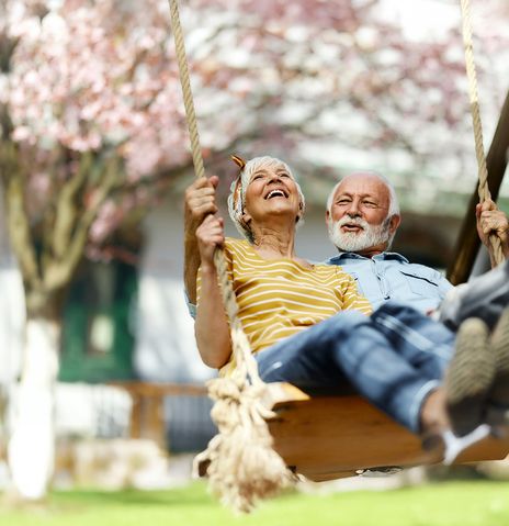 Paar schaukelt in den Frühling