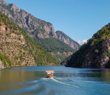 Bootsfahrt auf dem Koman-Stausee in Albanien