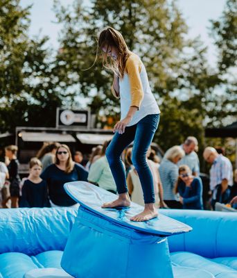 Surfspiel vor dem Theater