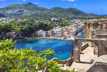 Weiter Blick auf Ischia aus der Blickperspektive vom Castello Aragonese.