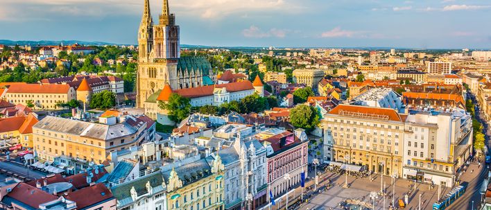 Luftaufnahme von Zagreb mit Blick auf die Kathedrale und den Ban-Jelačić-Platz, umgeben von historischen Gebäuden.