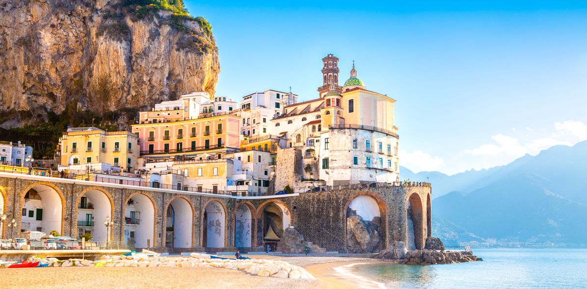 Dorf an der Küste am Strand