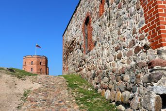 Ruinen der Gediminas Burg von Vilnius mit historischen Mauern