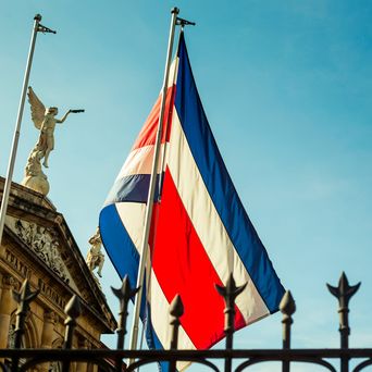 Nationaltheater in San José mit wehender Landesflagge